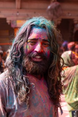 BARSANA, UTTAR PRADESH / INDIA - Mart 2020: Barsana şehri Radehy Rani Ji 'deki ünlü renkli Lathmar Holi' ye katılan Hindistan halkı