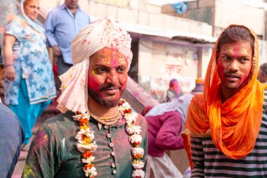 BARSANA, UTTAR PRADESH / INDIA - Mart 2020: Barsana şehrindeki renkli Holi festivaline katılan Hindistan halkının portresi