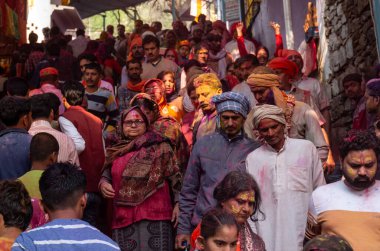 BARSANA, UTTAR PRADESH / INDIA - Mart 2020: Barsana şehrindeki renkli Holi festivaline katılan Hindistan halkının portresi