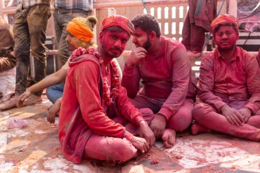BARSANA, UTTAR PRADESH / INDIA - MARCH 2020: Barsana 'nın Barsana şehrindeki ünlü renkli Lathmar Holi' ye katılan insanlar / dindarlar