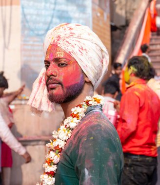 BARSANA, UTTAR PRADESH / INDIA - Mart 2020: Barsana şehrindeki renkli Holi festivaline katılan Hindistan halkının portresi