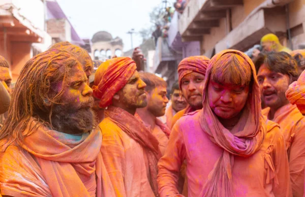 Barsana Uttar Pradesh India 2020年3月 インドの人々がカラフルな顔と笑顔でラディ ジのバルサナ市で有名なカラフルなラスマール ホリに参加 — ストック写真