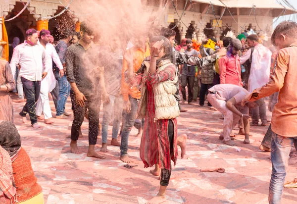 Barsana Uttar Pradesh India 2020年3月 カラフルな顔と笑顔でラディ ジのバルサナ市で有名なカラフルなラスマール ホリに参加する人々 開発者 — ストック写真