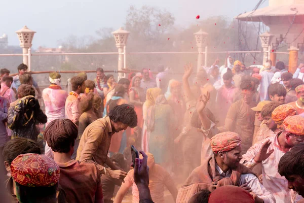 バルサナ ウター プラデシュ インド 2020年3月 人々はラダラーニー寺院で伝統的で儀式的なカラフルなラスマール ホリを祝います — ストック写真