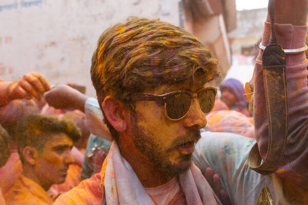 БАРСАНА, УТТАР-ПРАДЕШ / Индия - Март 2020: Люди Индии участвуют в знаменитом красочном Lathmar Holi в городе Барсана Радехи Рани Цзи с красочными лицами и улыбкой
