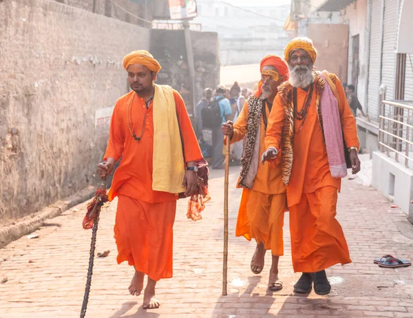 BARSANA, UTTAR PRADESH / INDIA - Mart 2020: Barsana şehrindeki renkli Holi festivaline katılan Hindistan halkının portresi
