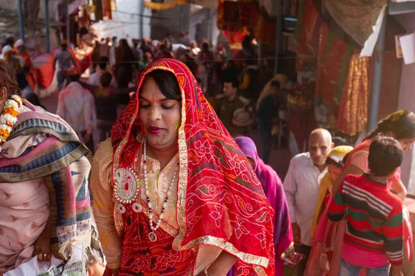 BARSANA, UTTAR PRADESH / INDIA - Mart 2020: Barsana şehrindeki renkli Holi festivaline katılan Hindistan halkının portresi