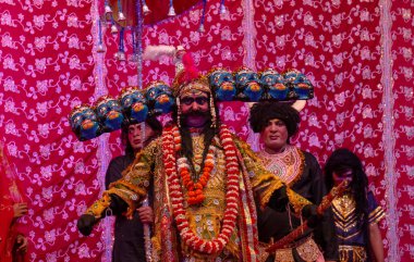 Hindistan 'da Dushera Fuarı sırasında, Ekim 2019' da Ramlila 'da kutsal kitap 