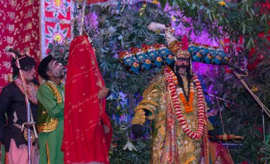 Hindistan 'da Dushera Fuarı sırasında, Ekim 2019' da Ramlila 'da kutsal kitap 