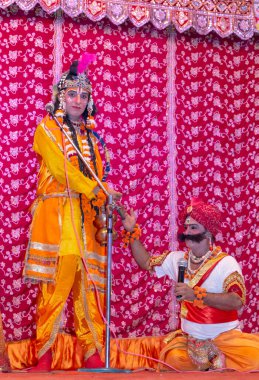 Hindistan 'da Dushera Fuarı sırasında, Ekim 2019' da Ramlila 'da kutsal kitap 