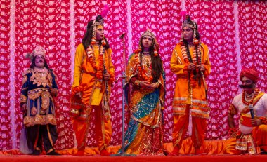 Hindistan 'da Dushera Fuarı sırasında, Ekim 2019' da Ramlila 'da kutsal kitap 