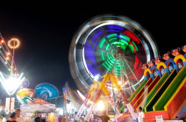  Dönme dolap Hindistan 'da yıllık dussehra fuarında aydınlandı.