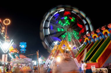  Dönme dolap Hindistan 'da yıllık dussehra fuarında aydınlandı.