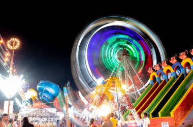  Dönme dolap Hindistan 'da yıllık dussehra fuarında aydınlandı.