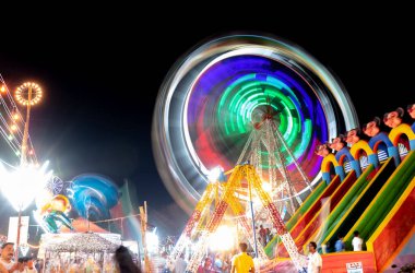  Dönme dolap Hindistan 'da yıllık dussehra fuarında aydınlandı.