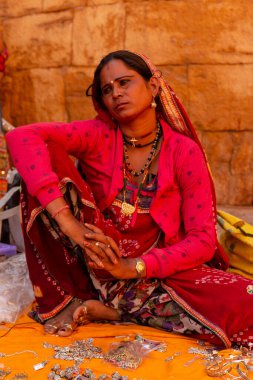 JAISALMER, RAJASTHAN / INDIA - Kasım 2018: Hint kadın etnik elbise ve mücevher portresi