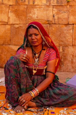 JAISALMER, RAJASTHAN / INDIA - Kasım 2018: Hint kadın etnik elbise ve mücevher portresi