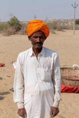 JAISALMER, RAJASTHAN / INDIA - Kasım 2018: Rajasthani Halkının Geleneksel Elbise ve Renkli Türban Portresi