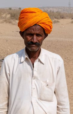 JAISALMER, RAJASTHAN / INDIA - Kasım 2018: Rajasthani Halkının Geleneksel Elbise ve Renkli Türban Portresi