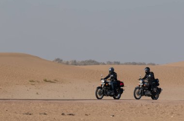 Indian Road Highways, bisikletliler motosikletleriyle Longewala 'dan Jaisalmer City' ye çöl otoyolu, Jaisalmer, Rajasthan, Kasım 2018