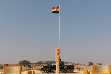 Jaisalmer, Rajasthan / Hindistan - Kasım 2018: Hint Ordusu 'nun 1971 savaşında Pakistan' a karşı kazandığı bir tankın üzerindeki Hint Bayrağı