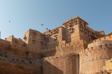 JAISALMER, RAJASTHAN / INDIA - Kasım 2018: Cezaevi kalesinin mimari görünümü