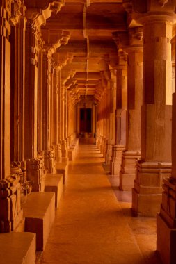 JAISALMER, RAJASTHAN / INDIA - Kasım 2018: Jaisalmer Kalesi veya Altın Kale ve Jaisalmer 'deki kompleksin mimari görünümü