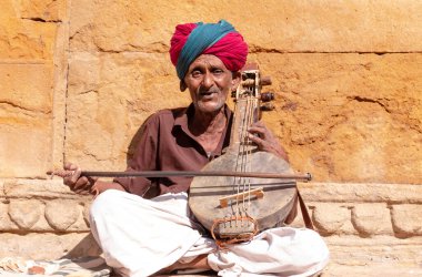 Jaisalmer, Rajasthan / Hindistan - Kasım 2018: Jaisalmer Fort Complex 'te müzik enstrümanları çalan Hintli yaşlı erkek müzisyenin portresi