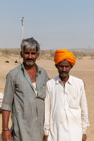 JAISALMER, RAJASTHAN / INDIA - Kasım 2018: Rajasthani Halkının Geleneksel Elbise ve Renkli Türban Portresi