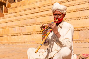 Jaisalmer, Rajasthan / Hindistan - Kasım 2018: Jaisalmer Fort Complex 'te müzik enstrümanları çalan Hintli yaşlı erkek müzisyenin portresi