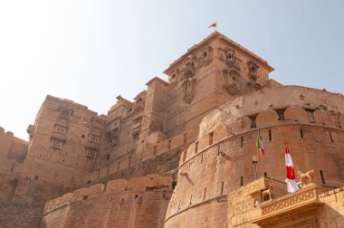 JAISALMER, RAJASTHAN / INDIA - Kasım 2018: Jaisalmer Kalesi veya Altın Kale ve Jaisalmer 'deki kompleksin mimari görünümü