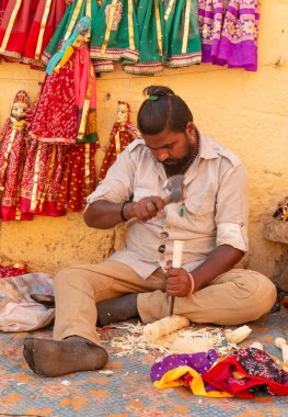 JAISALMER, RAJASTHAN / INDIA - Kasım 2018: İşteki Adam, Renkli Rajasthani kuklaları yapan bir sanatçı