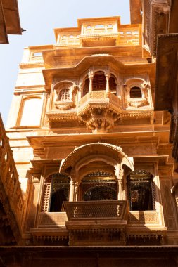 Patwon Ki Haveli, Jaisalmer, Rajasthan, Hindistan. Bunlardan ilki 1805 yılında Guman Chand Patwa tarafından yaptırıldı ve inşa edildi. Bu, en büyük ve en gösterişli olanı.. 