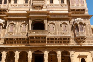 Patwon Ki Haveli, Jaisalmer, Rajasthan, Hindistan. Bunlardan ilki 1805 yılında Guman Chand Patwa tarafından yaptırıldı ve inşa edildi. Bu, en büyük ve en gösterişli olanı.. 
