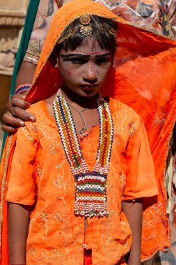 JAISALMER, RAJASTHAN / INDIA - Kasım 2018: Geleneksel elbiseli genç bir kızın portresi