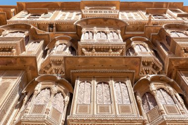 Patwon Ki Haveli, Jaisalmer, Rajasthan, Hindistan. Bunlardan ilki 1805 yılında Guman Chand Patwa tarafından yaptırıldı ve inşa edildi. Bu, en büyük ve en gösterişli olanı.. 