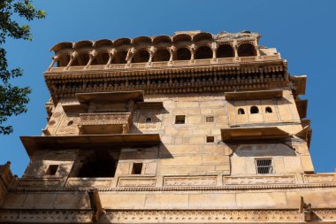Patwon Ki Haveli, Jaisalmer, Rajasthan, Hindistan. Bunlardan ilki 1805 yılında Guman Chand Patwa tarafından yaptırıldı ve inşa edildi. Bu, en büyük ve en gösterişli olanı.. 