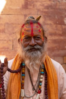 Jaisalmer, Rajasthan / Hindistan - Kasım 2018: Jaisalmer 'de geleneksel giyinmiş Hint Sadhu Baba' nın Portresi