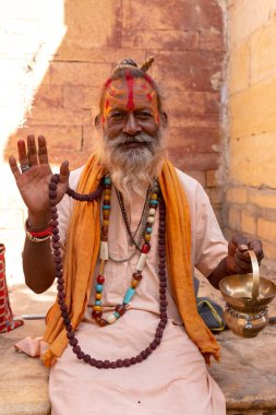 Jaisalmer, Rajasthan / Hindistan - Kasım 2018: Jaisalmer 'de geleneksel giyinmiş Hint Sadhu Baba' nın Portresi