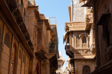 Patwon Ki Haveli, Jaisalmer, Rajasthan, Hindistan. Bunlardan ilki 1805 yılında Guman Chand Patwa tarafından yaptırıldı ve inşa edildi. Bu, en büyük ve en gösterişli olanı.. 