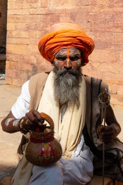 Jaisalmer, Rajasthan / Hindistan - Kasım 2018: Jaisalmer 'de geleneksel giyinmiş Hint Sadhu Baba' nın Portresi