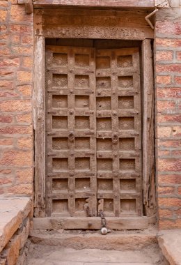 Jaisalmer, Rajasthan / Hindistan - Kasım 2018: Kapalı ahşap kapılar üzerine desenli tasarım