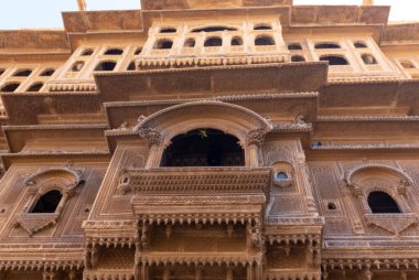 Patwon Ki Haveli, Jaisalmer, Rajasthan, Hindistan. Bunlardan ilki 1805 yılında Guman Chand Patwa tarafından yaptırıldı ve inşa edildi. Bu, en büyük ve en gösterişli olanı.. 
