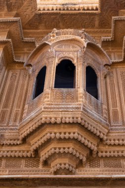 Patwon Ki Haveli, Jaisalmer, Rajasthan, Hindistan. Bunlardan ilki 1805 yılında Guman Chand Patwa tarafından yaptırıldı ve inşa edildi. Bu, en büyük ve en gösterişli olanı.. 