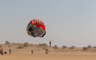JAISALMER, RAJASTHAN / INDIA - Kasım 2018: Jaisalmer 'in Thar Çölü' nde Parasailing yapan turistler