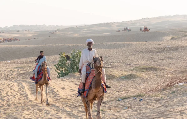 Jaisalmer Rajasthan Índia Novembro 2018 Pessoas Turistas Que Andam Camelo — Fotografia de Stock