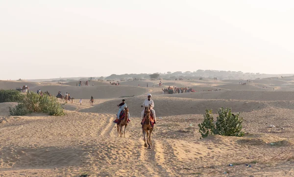Jaisalmer Rajasthan India Noviembre 2018 Personas Turistas Montando Camello Desierto —  Fotos de Stock