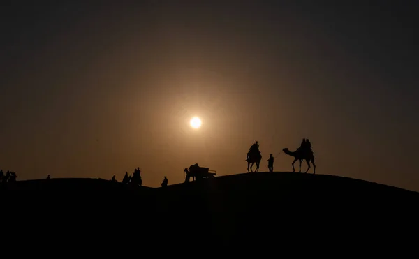 Silhouette Egy Férfi Tevék Naplementekor San Dunes Sivatagban Jaisalmer India — Stock Fotó