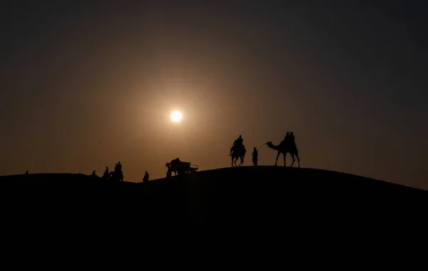 Silhueta Homem Camelos Durante Pôr Sol Deserto San Dunes Jaisalmer — Fotografia de Stock