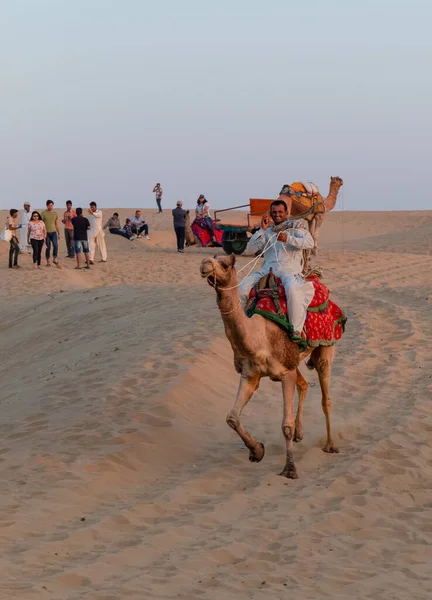 Piloti Cammelli Con Loro Cammelli Sulle Dune Del Deserto Thar — Foto Stock